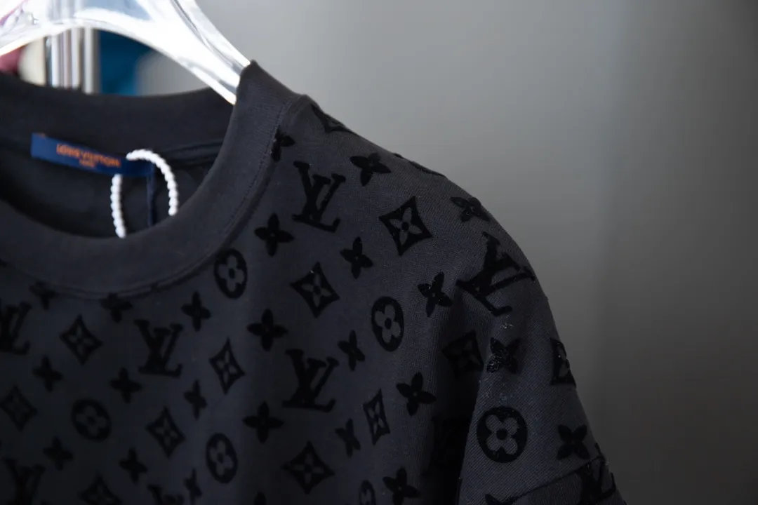 🅿️180 high quality LV Louis 25 spring and summer latest style full logo flocking short sleeves same style for men and women ready for sale Made of 80-count double-ply combed long-staple cotton, double-faucet large jacquard machine, very very three-dimensional jacquard structure 👌🏻97% long-staple cotton, mixed with 3% core-spun spandex, the production time is very long, a rare item 💯 It is the most beautiful scenery in this summer if you wear it inside or outside! S M L XL